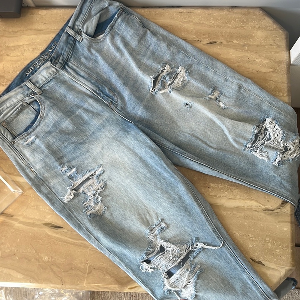 AMERICAN EAGLE OUTFITTERS US 14 RIPPED MOM JEANS LIGHT WASH